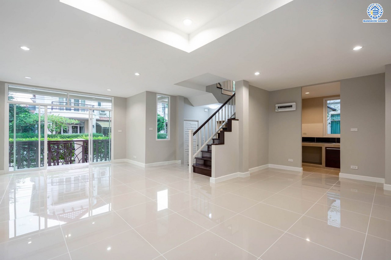 บ้านมือสองตกแต่งใหม่ โครงการ ธนาสิริ รัตนาธิเบศร์ เนื้อที่ 54.7 ตร.ว. ดีไซน์ตอบทุกไลฟ์สไตล์ ฟังก์ชัน 3 ห้องนอน 3 ห้องน้ำ จอดรถได้ 1 คัน บนทำเลติดถนนรัตนาธิเบศร์ เชื่อมต่อหลายเส้นทาง ใกล้รถไฟฟ้าสายสีม่วง "สถานีบางรักใหญ่" และจุดขึ้นทางด่วน "ศรีรัช"